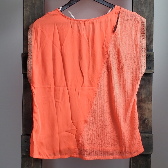 Sleeveless top - Picture 2 of 6